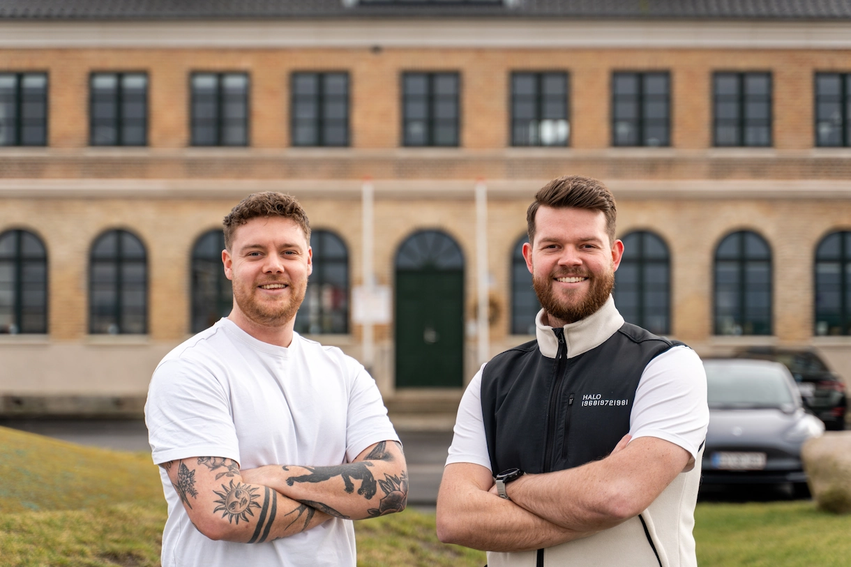 To flotte fyre foran bygning